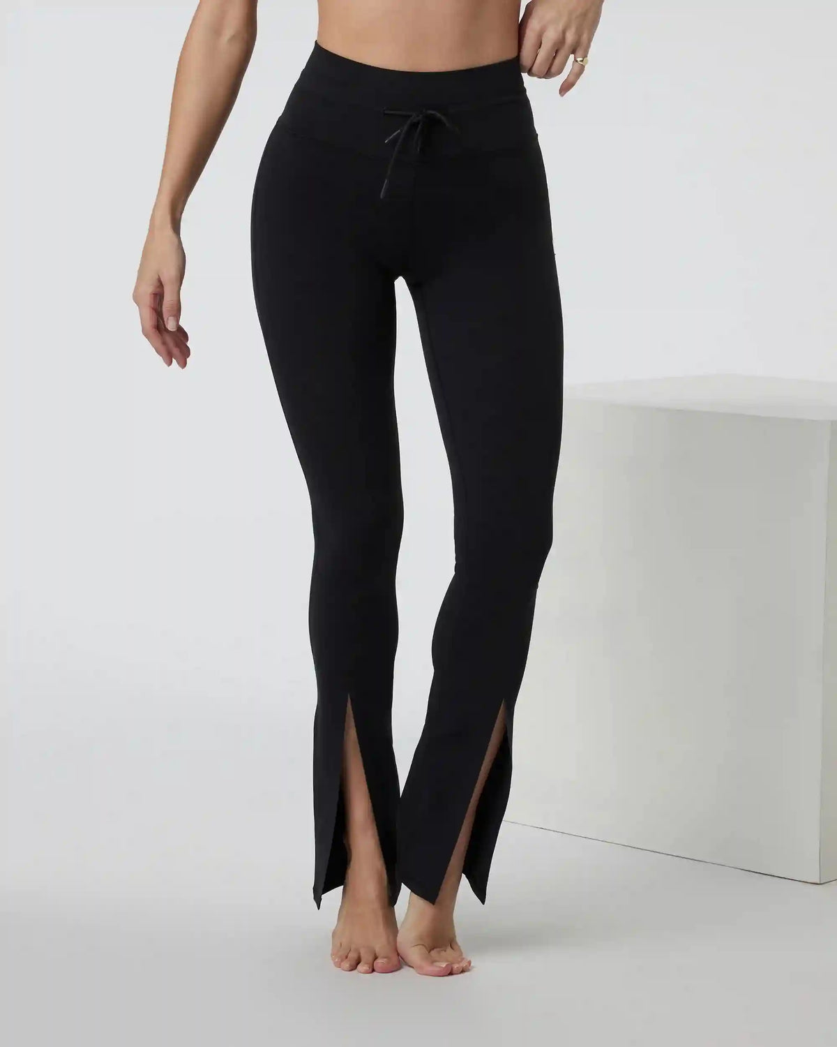 Vuori Daily Split Flare - BLACK